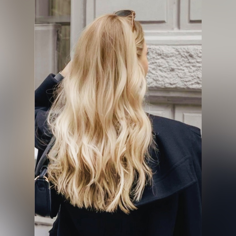 Warm blond rooted 18” hair extensions